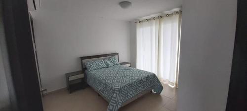 - une chambre avec un lit et une fenêtre dans l'établissement Ibiza Beach Residence’s, à Coclé
