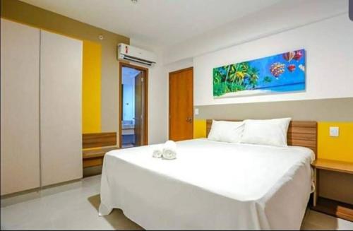 a bedroom with a large white bed in a room at OLÍMPIA PARK RESORT HOTEL in Olímpia