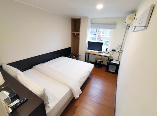 Uma cama ou camas num quarto em 富裕商旅 RICH-hotel
