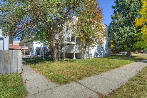 Κήπος έξω από το Charming and cozy downtown Bozeman 3 bedroom condo Walk to dinner and drinks