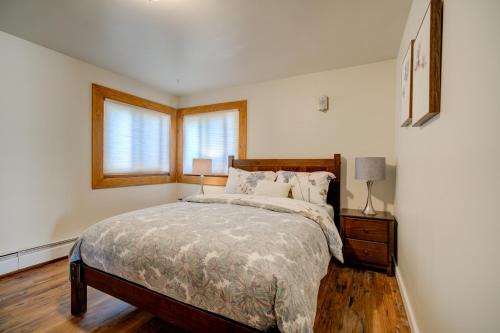 sypialnia z dużym łóżkiem i oknem w obiekcie Middle floor, 3 bedroom apt, 4 blocks from downtown w mieście Bozeman