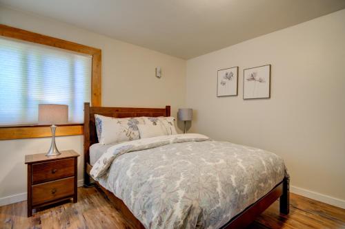 Una cama o camas en una habitación de Charming and cozy downtown Bozeman 3 bedroom condo Walk to dinner and drinks