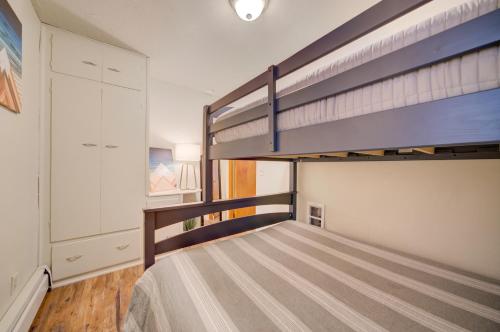 Una cama o camas en una habitación de Charming and cozy downtown Bozeman 3 bedroom condo Walk to dinner and drinks