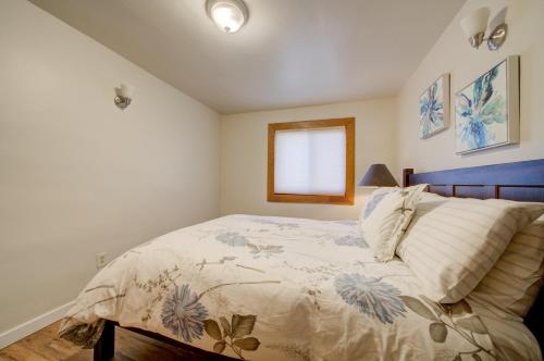 Una cama o camas en una habitación de Charming and cozy downtown Bozeman 3 bedroom condo Walk to dinner and drinks