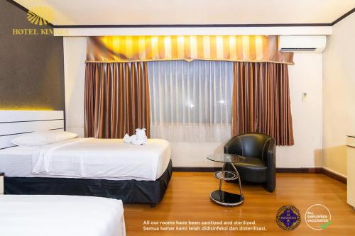 Un pat sau paturi într-o cameră la KUMALA HOTEL BANDUNG