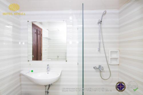 Koupelna v ubytování KUMALA HOTEL BANDUNG