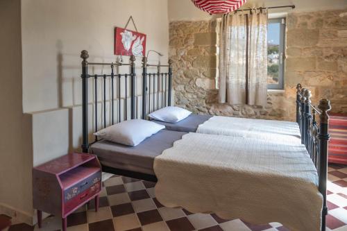 Postel nebo postele na pokoji v ubytování Dion: Artist's Stone House With Countryside Views
