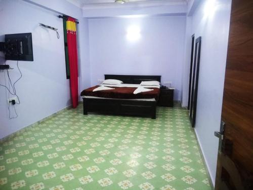 Una cama o camas en una habitación de Rani Mahal Hotel
