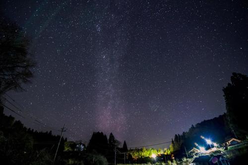 a starry night with the milky way in the sky at Guest House Eleven Village Fukiya in Fukiya