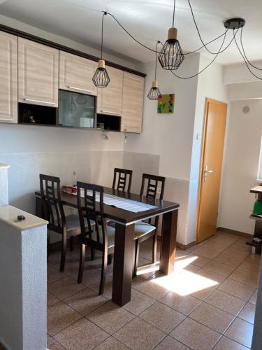 Кухня или мини-кухня в Apartament Cozma
