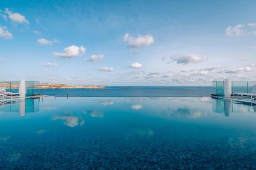 una piscina con vista al mar en Seaview Hotel - Adults Only 16 Plus, en St Paul's Bay
