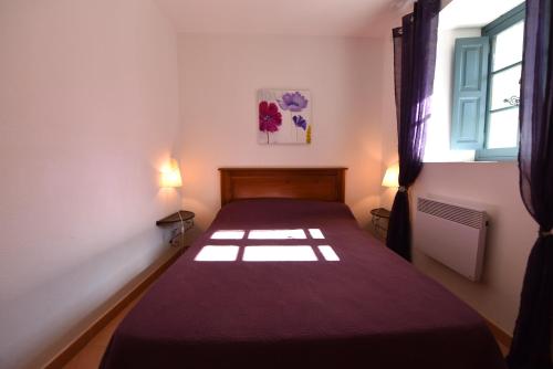 a bedroom with two beds in a room with a window at GITE DU COUVENT-Scala in Canari