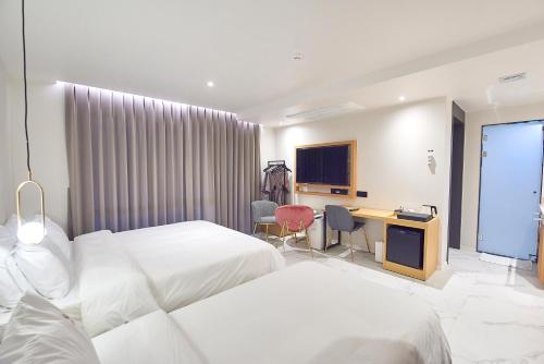 Postel nebo postele na pokoji v ubytování BONATHREE HOTEL