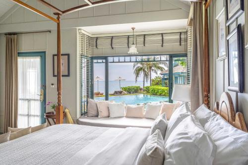 Postel nebo postele na pokoji v ubytování Devasom Hua Hin Resort