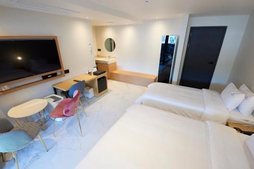 TV a/nebo společenská místnost v ubytování BONATHREE HOTEL
