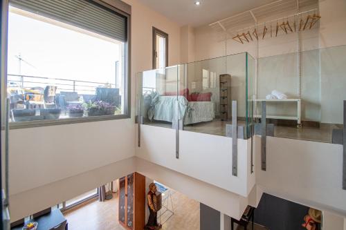 ein Wohnzimmer mit einem großen Fenster in der Unterkunft Loft Space - Time in Cádiz in Cádiz