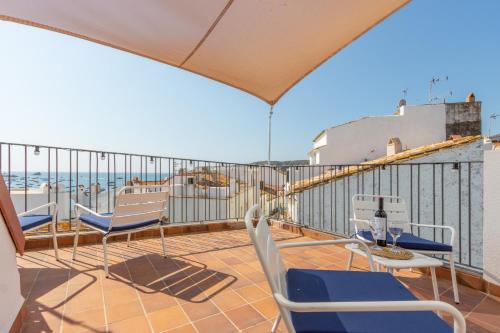 balkon z krzesłami i widokiem na ocean w obiekcie Habitacions Bellaire Cadaqués w mieście Cadaqués
