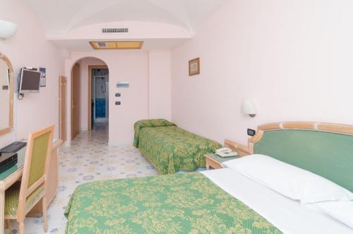 Postel nebo postele na pokoji v ubytování Hotel Terme Saint Raphael