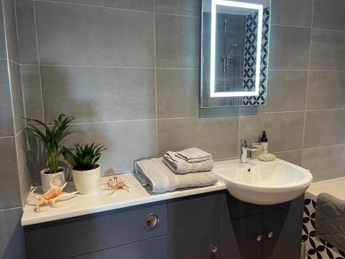A bathroom at Spacious luxury flat in Swanage, close to beach