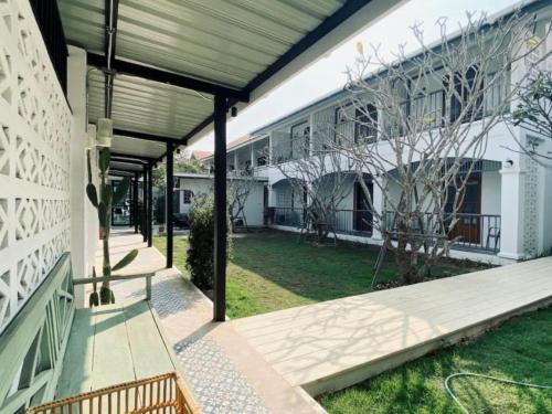 an external view of a building with a porch at Baan Chiang Bed Lampang in Ban Nam Thong