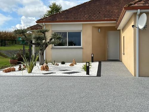 a house with a driveway in front of it at Chez Christiane Et Gerard in Orthez