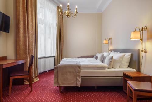 Postel nebo postele na pokoji v ubytování Hotel Kronprinz Hamburg Hauptbahnhof