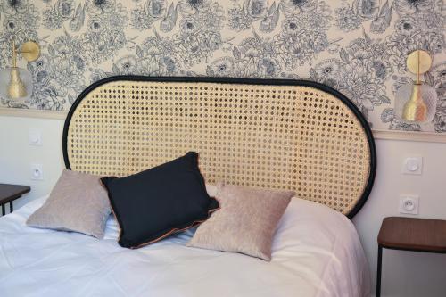 un lit avec un oreiller noir dessus dans l'établissement Eden blue, Lovely flat, bright & cosy in Lyon, à Lyon