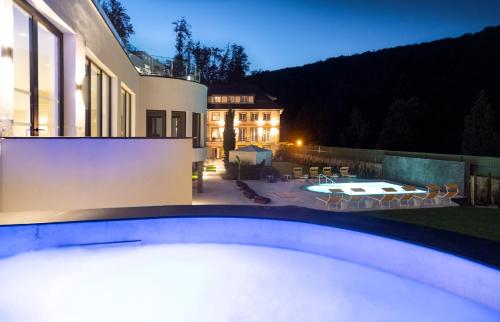 Bazén v ubytování 6717 Nature Hôtel & Spa Le Clos des Délices nebo v jeho okolí