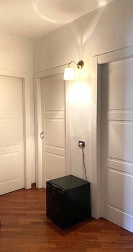 a room with a room with a lamp on the wall at B&B Stanze Lussuose in Aversa
