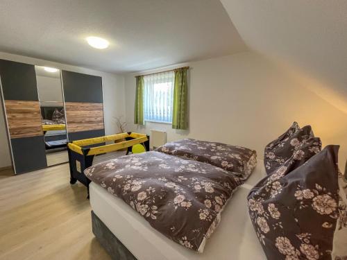 1 dormitorio con 2 camas y escritorio. en Ferienwohnung in ruhiger Waldrandlage en Bärenstein