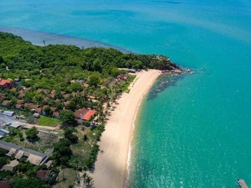 - une vue aérienne sur une plage avec des maisons et l'océan dans l'établissement Phalarn Inn Resort, à Mae Nam Beach