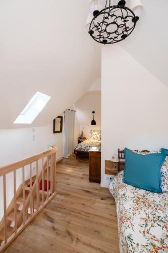 une chambre avec un escalier et un canapé dans l'établissement Les Tilleuls, à Wissembourg