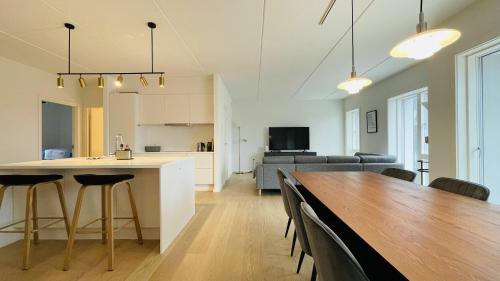 una cucina e un soggiorno con tavolo e sedie di ApartmentInCopenhagen Apartment 1463 a Copenaghen