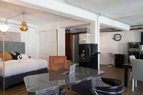 Habitación con cama y escritorio con ordenador portátil. en ELHIERRO BED&LOFT, en Valverde