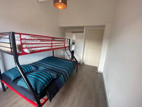 Una cama o camas en una habitación de Résidence Les Vignerons