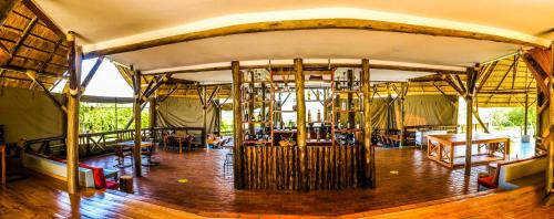 Restaurace v ubytování Kigambira Safari Lodge