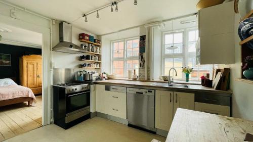uma cozinha com um lavatório e um fogão em ApartmentInCopenhagen Apartment 134 em Copenhague