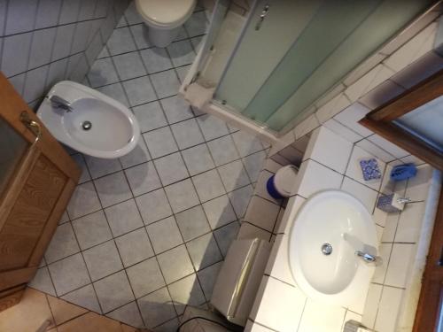 ポルト・サン・パーオロにあるB&B La Taerraのバスルーム(トイレ、洗面台付)のオーバーヘッドビュー