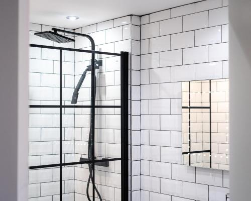 Ένα μπάνιο στο Cheerful 2 Bedroom Homely Apartment, Sleeps 6 Guest Comfy, 3x Double Bed, Parking, Free WiFi, Suitable For Business, Leisure Guest,Glasgow, Glasgow West End, Near City Centre