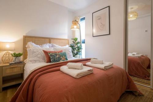 Tempat tidur dalam kamar di Beautifully styled, central apartment sleeping 10