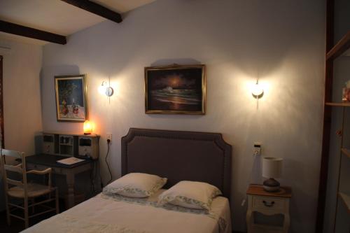 1 dormitorio con cama, escritorio y luces en Chambres d'hôtes Elisa & Etienne en Manosque