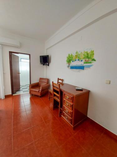 a living room with a desk and a chair at Termas da Sulfurea in Cabeço de Vide