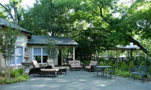 Taman di luar The Sanford House Inn & Spa