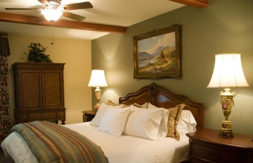 Katil atau katil-katil dalam bilik di The Sanford House Inn & Spa