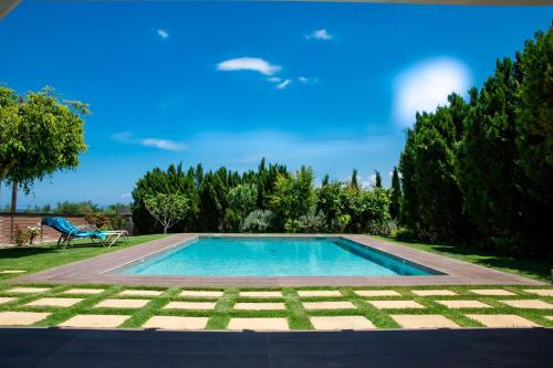 una piscina en el patio de una casa en Villa Dimokratia, en Kolimvárion