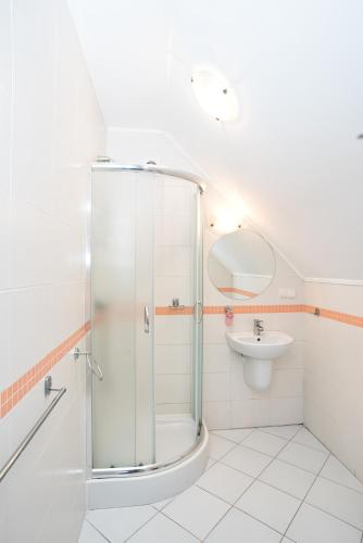 a bathroom with a shower and a sink at Zielony Zakątek in Ostrołęka