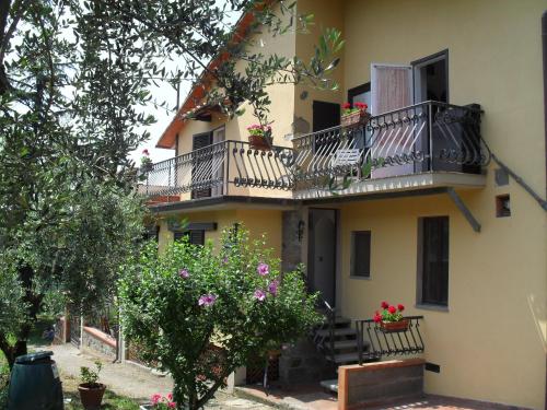 un edificio con balcones y flores en el patio en Case La Sassa, en Marliana