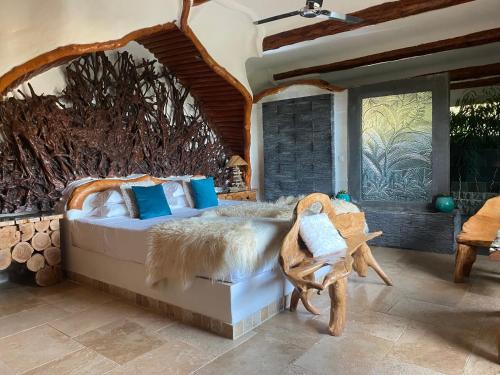 une chambre avec un grand lit avec une grande fenêtre dans l'établissement Domaine de Piscia, à Figari