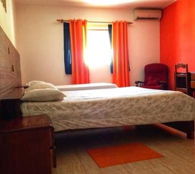 Säng eller sängar i ett rum på Residencial Laginha
