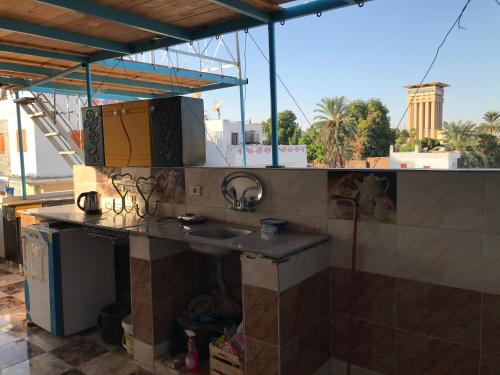 Nubian Paradiseにあるキッチンまたは簡易キッチン